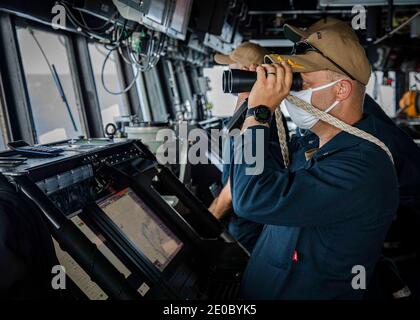 Handout photo datato 30 dicembre 2020 della USS John S. McCain (DDG 56) conduce operazioni di routine in corso a sostegno della stabilità e della sicurezza per un libero e aperto Indo-Pacifico. Due navi da guerra statunitensi hanno navigato attraverso il sensibile stretto di Taiwan giovedì attirando proteste da Pechino, la seconda missione di questo mese e venendo quasi due settimane dopo che un gruppo portaerei cinese ha utilizzato lo stesso canale. La marina statunitense ha detto che i cacciatorpediniere missilistici guidati USS John S. McCain e USS Curtis Wilbur avevano 'condotto un transito regolare dello stretto di Taiwan Dic. 31 in conformità con il diritto internazionale'. Navy USA Foto Stock