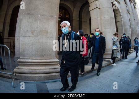 Hong Kong, Cina. 31 dicembre 2020. Il Cardinale Zen, l'ex arcivescovo di Hong Kong, esce dalla Corte d'appello finale dopo un'udienza urgente richiesta dal Dipartimento di Giustizia sulla cauzione concessa a Media Tycoon Jimmy Lai per presunte violazioni della legge sulla sicurezza nazionale. Credit: Marc R. Fernandes/Alamy Live News Foto Stock