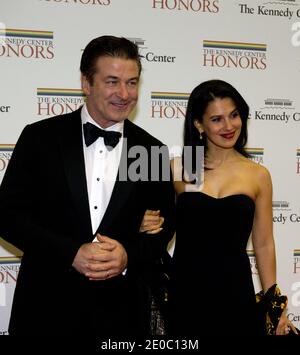 1 dicembre 2012 - Washington, District of Columbia, Stati Uniti d'America - Alec Baldwin e sua moglie, Hilaria arriva per la cena ufficiale dell'artista che onora i destinatari dei 2012 successi del Kennedy Center ospitati dal Segretario di Stato degli Stati Uniti Hillary Rodham Clinton al Dipartimento di Stato degli Stati Uniti a Washington, D.C. sabato 1 dicembre 2012. I 2012 honorees sono Buddy Guy, attore Dustin Hoffman, ospite di tarda notte David Letterman, ballerino Natalia Makarova, e la band rock britannica LED Zeppelin (Robert Plant, Jimmy Page, e John Paul Jones)..Credit: Ron Sachs / CNP (Credit Image: © Ro Foto Stock