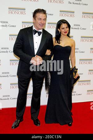 1 dicembre 2012 - Washington, District of Columbia, Stati Uniti d'America - Alec Baldwin e sua moglie, Hilaria arriva per la cena ufficiale dell'artista che onora i destinatari dei 2012 successi del Kennedy Center ospitati dal Segretario di Stato degli Stati Uniti Hillary Rodham Clinton al Dipartimento di Stato degli Stati Uniti a Washington, D.C. sabato 1 dicembre 2012. I 2012 honorees sono Buddy Guy, attore Dustin Hoffman, ospite di tarda notte David Letterman, ballerino Natalia Makarova, e la band rock britannica LED Zeppelin (Robert Plant, Jimmy Page, e John Paul Jones)..Credit: Ron Sachs / CNP (Credit Image: © Ro Foto Stock