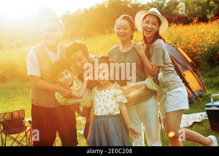 Fiori in piedi in su in una famiglia felice Foto Stock