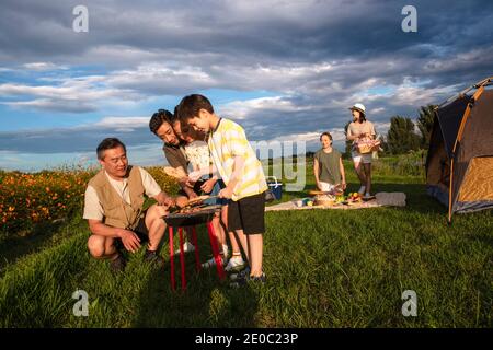 Buona famiglia in periferia per un picnic Foto Stock