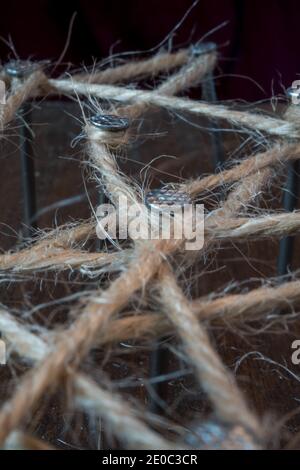 un'immagine simbolo per il lavoro di gruppo e di rete. i chiodi sono collegati da spago di iuta. tenere insieme. Foto Stock