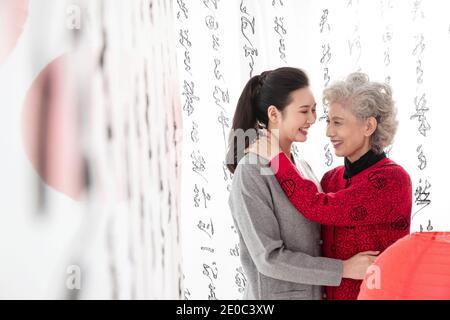 Abbraccio di felicità di madre e figlia Foto Stock