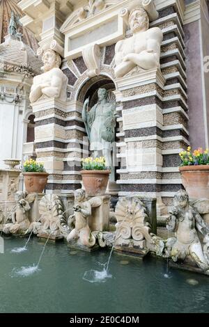 Statua di Orfeo. La fontana dell'organo, 1566, che ospita tubi d'organo condotti dall'aria dalle fontane nei giardini di Villa d'Este, Tivoli, Italia Foto Stock