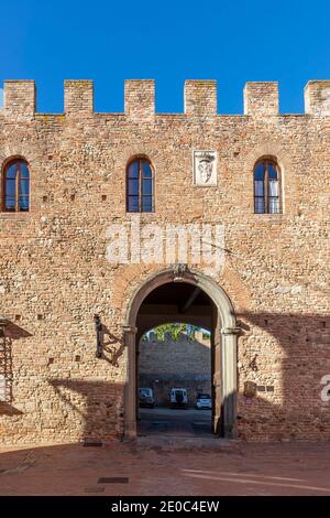 Un dettaglio dell'antico Palazzo Stiozzi Ridolfi nel centro storico di Certaldo alto, Firenze, in una giornata di sole Foto Stock