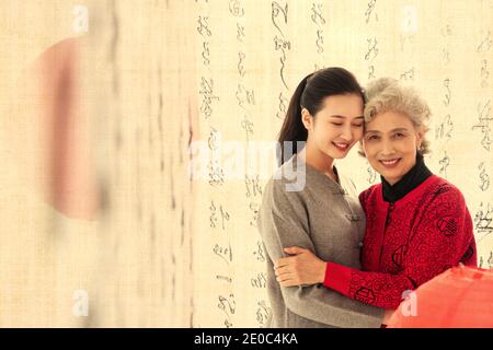 Abbraccio di felicità di madre e figlia Foto Stock