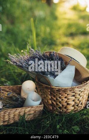 Fiori di lavanda viola nella scatola di legno Foto Stock