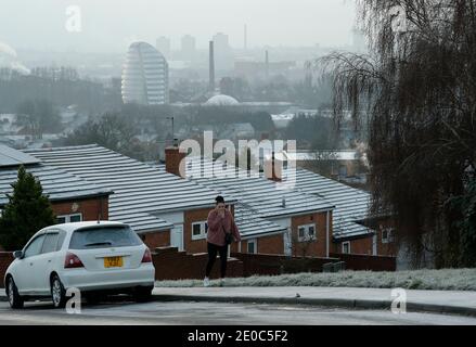 Leicester, Leicestershire, Regno Unito. 31 dicembre 2020. Una donna cammina su un terreno coperto di gelo mentre la città si sveglia al livello 4 delle restrizioni del coronavirus. Credit Darren Staples/Alamy Live News. Foto Stock