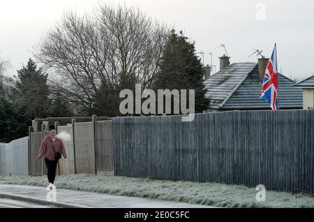 Leicester, Leicestershire, Regno Unito. 31 dicembre 2020. Una donna cammina su un terreno coperto di gelo mentre la città si sveglia al livello 4 delle restrizioni del coronavirus. Credit Darren Staples/Alamy Live News. Foto Stock