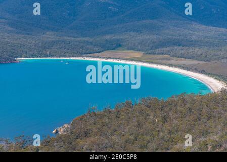 Veduta aerea della baia di Wineglass nel parco nazionale di Freycinet in Tasmania, Australia Foto Stock