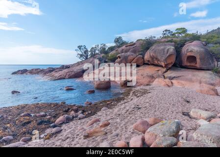 Baia sonnacchiata al Parco Nazionale Freycinet in Tasmania, Australia Foto Stock