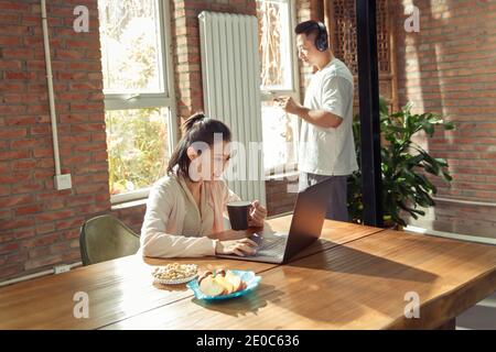 La giovane vita della coppia che occupano la casa Foto Stock