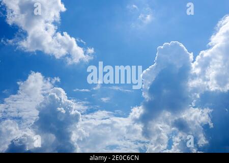 Soffice cumulo bianco nuvole su cielo blu, tempo estivo Foto Stock