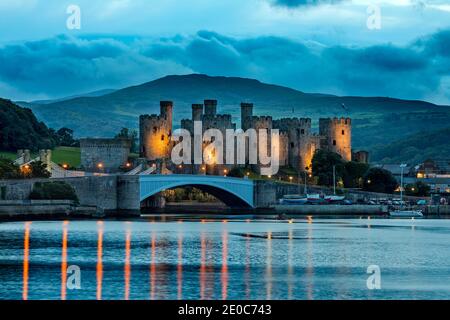 Conwy Castle; Dusk; Galles Foto Stock