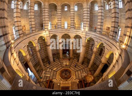 Europa, Italia, Toscana, Pisa. Il Battistero di San Giovanni di Pisa è un edificio ecclesiastico cattolico romano a Pisa, in Italia, molto popolare destina turistica Foto Stock