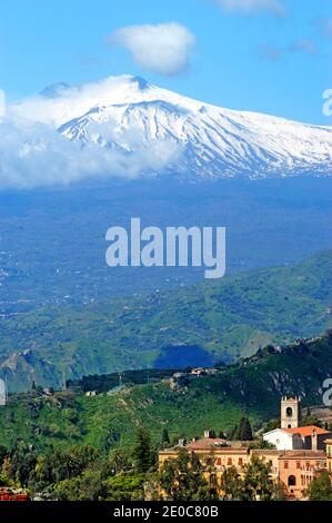 Vulcano Etna, vista da Taormina, Sicilia, Italia Foto Stock