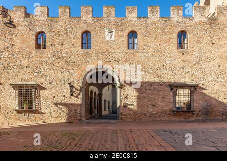 Un dettaglio dell'antico Palazzo Stiozzi Ridolfi nel centro storico di Certaldo alto, Firenze, in una giornata di sole Foto Stock