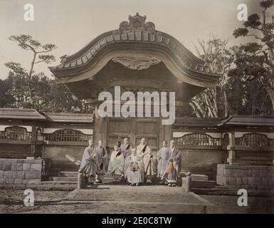 Fotografia d'epoca del XIX secolo - sacerdoti fuori dal tempio buddista dello Shogun Tokugawa, Tokyo. Foto Stock