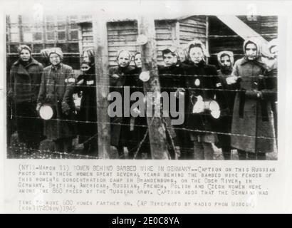 Fotografia d'epoca della seconda guerra mondiale della seconda guerra mondiale - foto filare copiata da agenzie occidentali da una fonte russa, che mostra donne imprigionate da nazioni alleate in un campo di concentramento tedesco nel Brandeburgo. Le nazionalità includevano inglese, russo americano, francese, polacco e ceco. Foto Stock