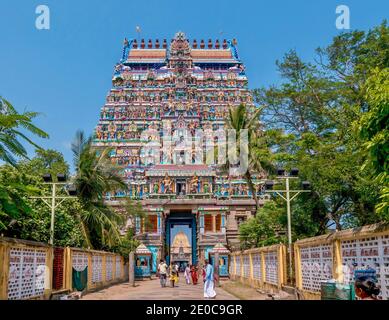 Chidambaram, India - 16 gennaio 2016. La monumentale torre d'ingresso ornata, conosciuta come gopuram, per il tempio Nataraja del X secolo a Tamil Nadu. Foto Stock