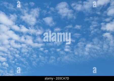 Sfondo blu cielo con nuvole a spintrift bianche. Foto Stock