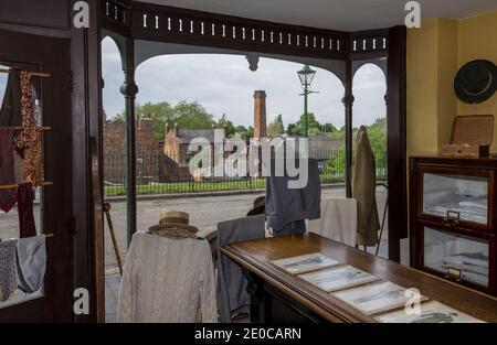 All'interno dei Gentlemens' Outfitters di Harry Morrall al Black Country Living Museum di Dudley, West Midlands, Inghilterra, Regno Unito Foto Stock