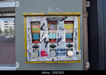 Graffiti, Kaugummiautomat, Yorckstrasse, Kreuzberg di Berlino, Deutschland Foto Stock