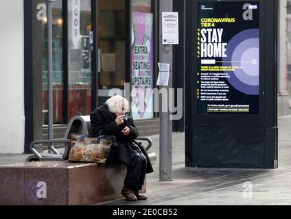 Leicester, Leicestershire, Regno Unito. 31 dicembre 2020. Un uomo fuma con un cartello di avvertimento dopo che la città è entrata nel livello 4 delle restrizioni del coronavirus. Credit Darren Staples/Alamy Live News. Foto Stock