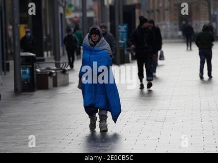 Leicester, Leicestershire, Regno Unito. 31 dicembre 2020. Un uomo senza casa cammina attraverso il centro dopo che la città è entrata Tier 4 delle restrizioni del coronavirus. Credit Darren Staples/Alamy Live News. Foto Stock