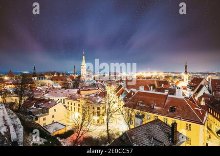 Tallinn, Estonia. Cielo stellato di notte sopra lo skyline tradizionale della città vecchia di architettura nella città vecchia. Serata invernale Notte. Famoso punto di riferimento. Popolare Foto Stock