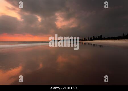 Mattina colorata a Seven Mile Beach a Lennox Head. Foto Stock