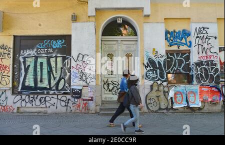 Graffiti, Wiener Strasse, Kreuzberg di Berlino, Deutschland Foto Stock