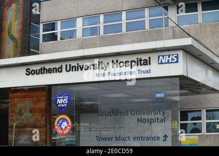 Un ingresso al Southend University Hospital di Essex. Gli ospedali della contea hanno dichiarato un grave incidente e le autorità locali, preoccupate per il numero di casi di Covid-19, hanno chiesto aiuto militare per aumentare la capacità ospedaliera, con timori per le cure critiche, la capacità del letto e la malattia del personale. Foto Stock