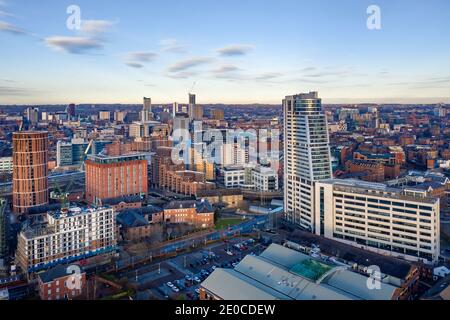 Leeds City Centre al crepuscolo, vista aerea da vicino Bridgewater Place guardando indietro al centro della città, appartamenti, negozi, alberghi. Yorkshire, Inghilterra Foto Stock