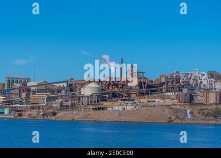 Fonderia di zinco sulla riva del fiume Derwent a Hobart, Australia Foto Stock