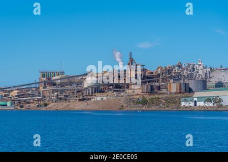 Fonderia di zinco sulla riva del fiume Derwent a Hobart, Australia Foto Stock