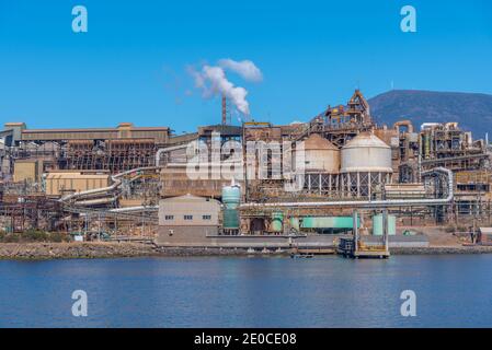 Fonderia di zinco sulla riva del fiume Derwent a Hobart, Australia Foto Stock