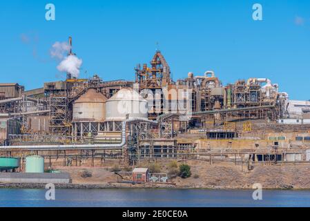 Fonderia di zinco sulla riva del fiume Derwent a Hobart, Australia Foto Stock