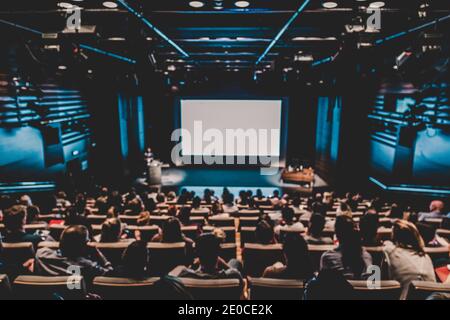 Immagine sfocati di altoparlante dando un talk in sala conferenze a eventi aziendali. Foto Stock