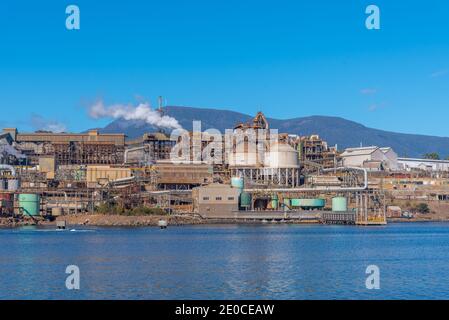 Fonderia di zinco sulla riva del fiume Derwent a Hobart, Australia Foto Stock