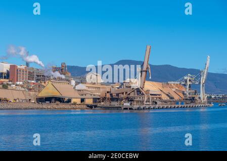 Fonderia di zinco sulla riva del fiume Derwent a Hobart, Australia Foto Stock