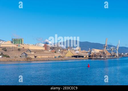 Fonderia di zinco sulla riva del fiume Derwent a Hobart, Australia Foto Stock