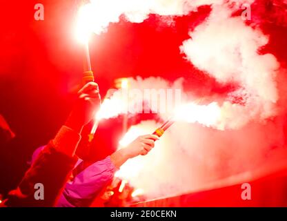 Il protesore sta tenendo un fuoco ardente nelle sue mani. Il tifoso del calcio brucia il fuoco Foto Stock