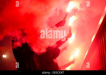 Il protesore sta tenendo un fuoco ardente nelle sue mani. Il tifoso del calcio brucia il fuoco Foto Stock