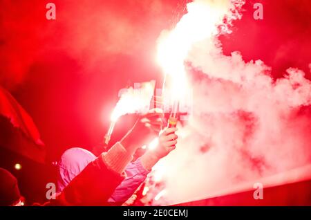 Il protesore sta tenendo un fuoco ardente nelle sue mani. Il tifoso del calcio brucia il fuoco Foto Stock