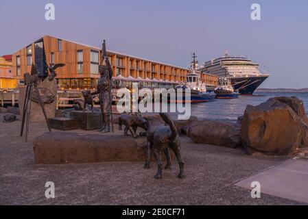 Autoritratto, Louis e Joe scultura nel porto di Hobart, Australia Foto Stock