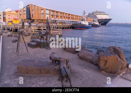 Autoritratto, Louis e Joe scultura nel porto di Hobart, Australia Foto Stock