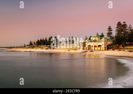 Famosa spiaggia di Cottesloe sulla costa di Perth. Foto Stock
