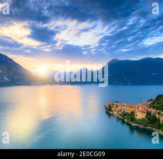 Panoramica aerea del Lago di Como e Varenna al tramonto, provincia di Lecco, Lombardia, Laghi Italiani, Italia, Europa Foto Stock